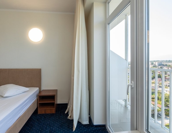 Стандарт 2-местный 1-комнатный, с балконом, вид на горы - Гранд отель «Россия» Гудаута